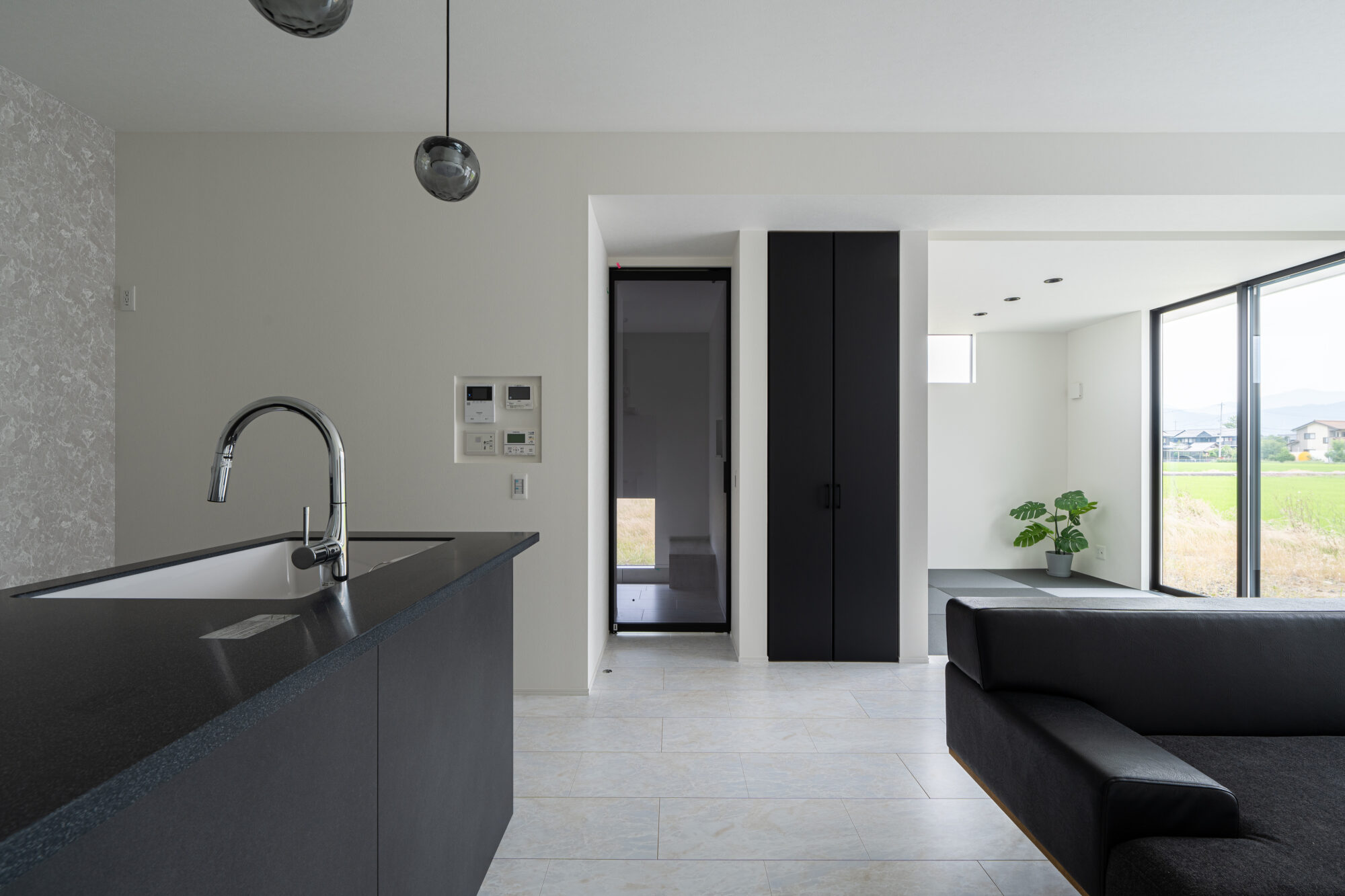 白と黒を基調とした自然光溢れるホテルライクリビング