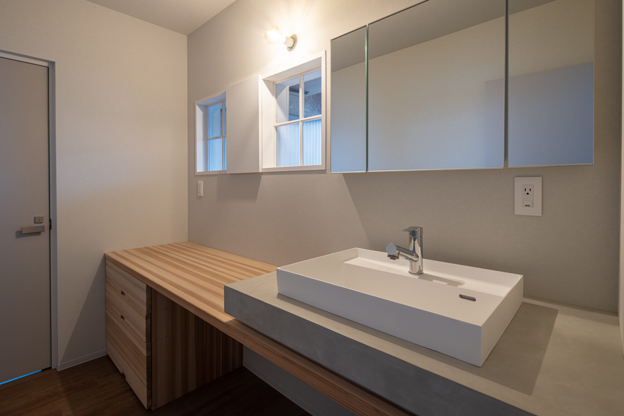 夫婦並んで朝支度