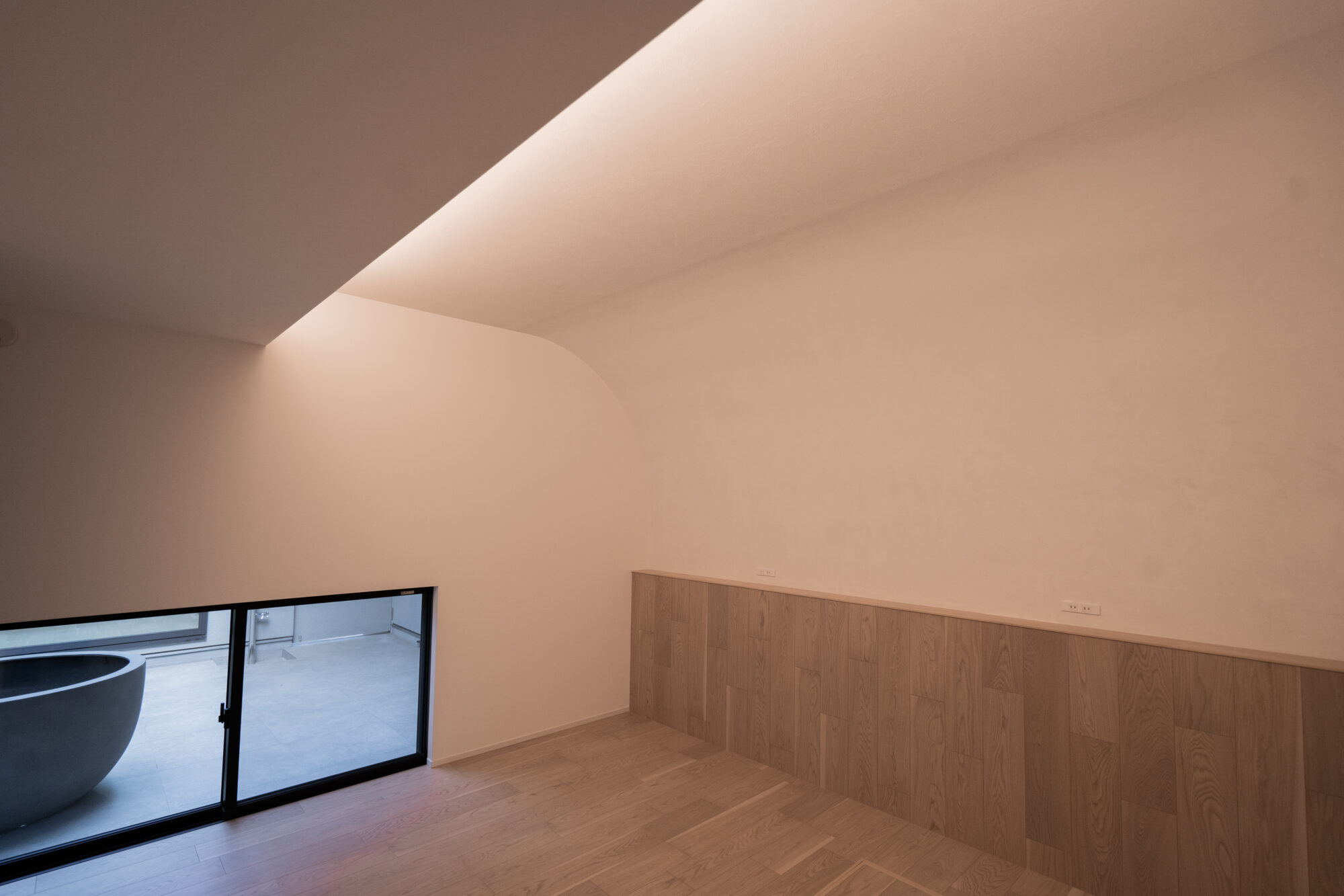 高低差で空間をエリア分けし心地よい錯覚をもたらす工夫