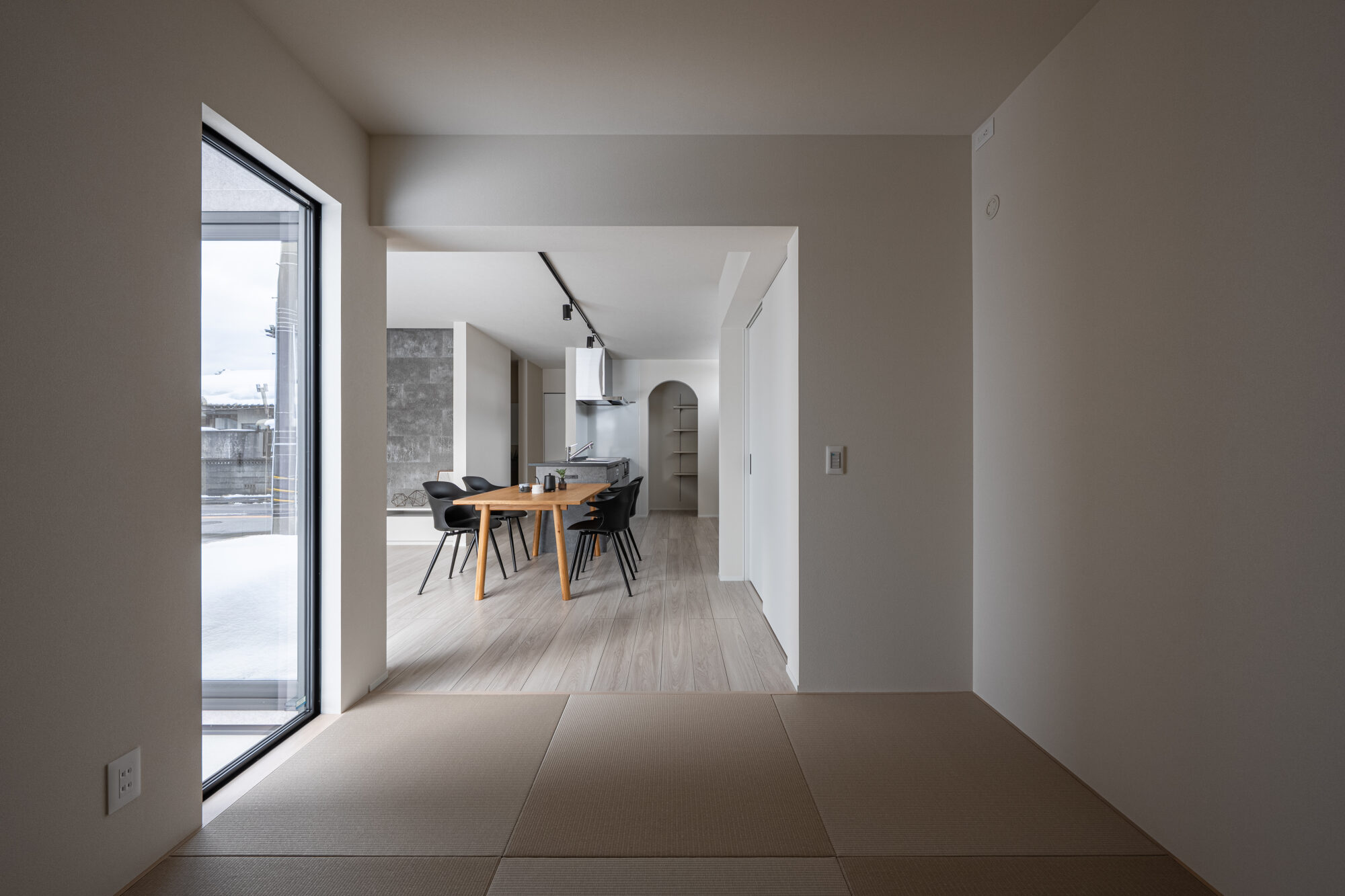 小さな怪獣をキッチンから見守る