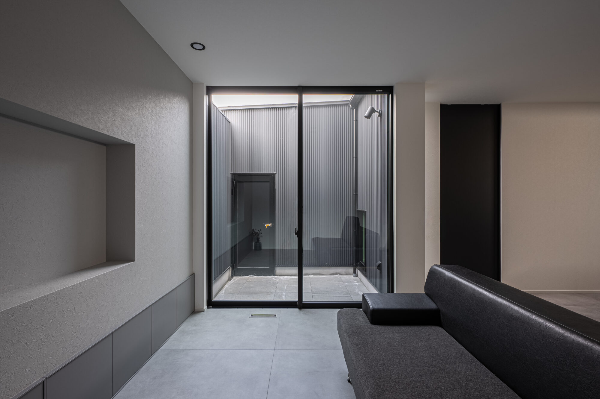 パジャマのまま、こどもと外で遊ぶ