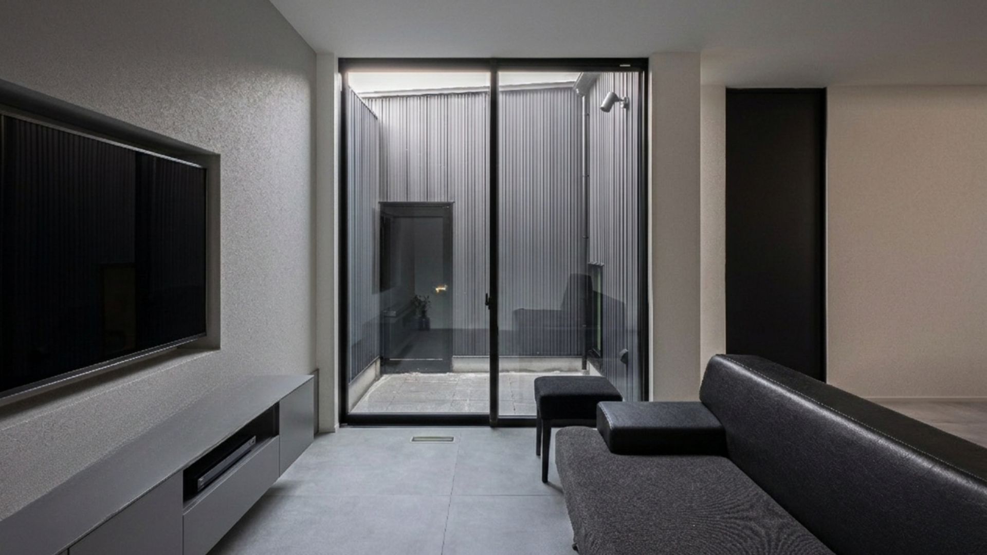 パジャマのまま、こどもと外で遊ぶ