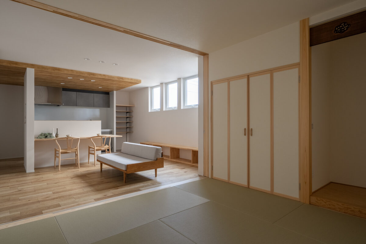 <h4 class="point-caption">既存住宅の思い出も取り入れた空間デザイン</h4>
<div class="point-content">
<p>１階のリビングは来客時にも広々と使えるよう</p>
<p>４枚の仕切りドアが壁内に収納できるようになっています。</p>
<p>和室に設けられた欄間（らんま）には</p>
<p>以前お住まいになられていたお家に使われていたものを使用し</p>
<p>新しいお家に馴染むよう美しく仕上げられています。</p>
</div>
