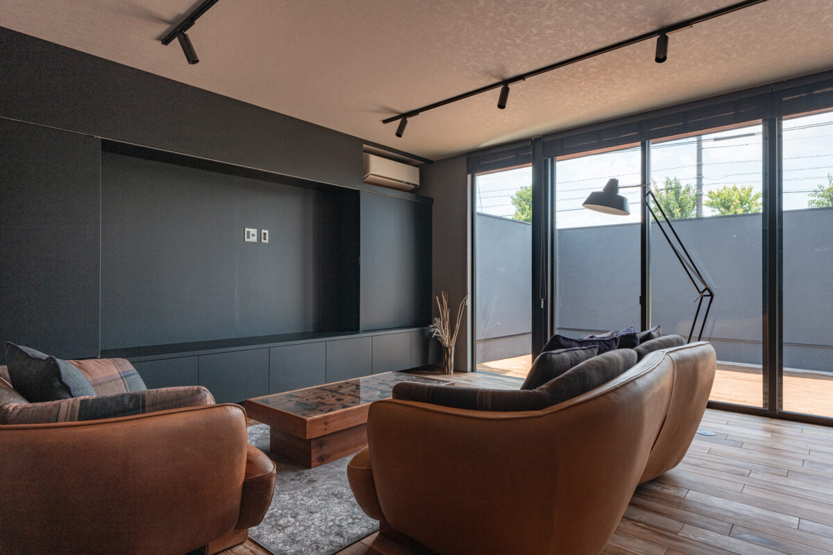 <h4 class="point-caption">造作家具のテレビボードで魅了する</h4>
<div class="point-content">
<p data-pm-slice="1 1 []">オーダーメイドで造りあげられたテレビボード。</p>
<p data-pm-slice="1 1 []">見た目のかっこよさだけでなく、収納力や使い勝手にもこだわっています。</p>
<p data-pm-slice="1 1 []">備え付けの家具は有事の際にも、倒れる心配がないため</p>
<p data-pm-slice="1 1 []">防災の面からもおすすめしたい設備です。</p>
</div>
