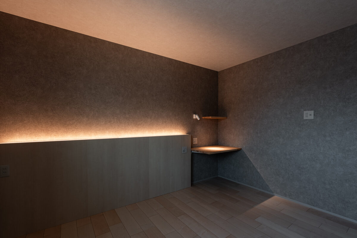 <h4 
<div 
<p data-pm-slice="1 1 []">クラフィットハウスが推奨している寝室の間接照明は</p>
<p data-pm-slice="1 1 []"><span data-huuid="8566648637921817659">柔らかく広がる光がリラックス効果を高め、入眠がスムーズになり睡眠の質が一段グレードアップします。</span></p>
<p data-pm-slice="1 1 []"><span data-huuid="8566648637921816956">特に、暖色系の照明は体内時計を整え、より快適な睡眠をサポートする効果が期待できるとされています。</span></p>
</div>
