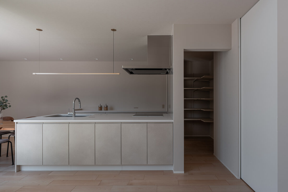 <h4 
<div 
<p>お仕事柄、キッチン周りのツールを多くお持ちだったオーナー様。</p>
<p>レシピ本や調理器具などをカップボードだけでなく</p>
<p>リビング側にもきちんと収納できるスペースを確保しました。</p>
<p>収納の奥行もレシピ本など収納するものに合わせて設計しています。</p>
</div>