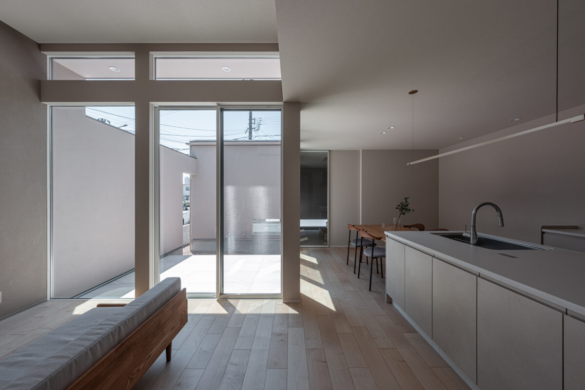 <h4 
<div 
<p>外からの目線を気にせずくつろぐことができるプライベートテラスは</p>
<p>LDKと大きな開口サッシで繋がっており</p>
<p>家の中へたっぷり陽の光を入れてくれるだけでなく</p>
<p>テラスまでリビングが続いているかのような空間の広がりを与えてくれます。</p>
</div>