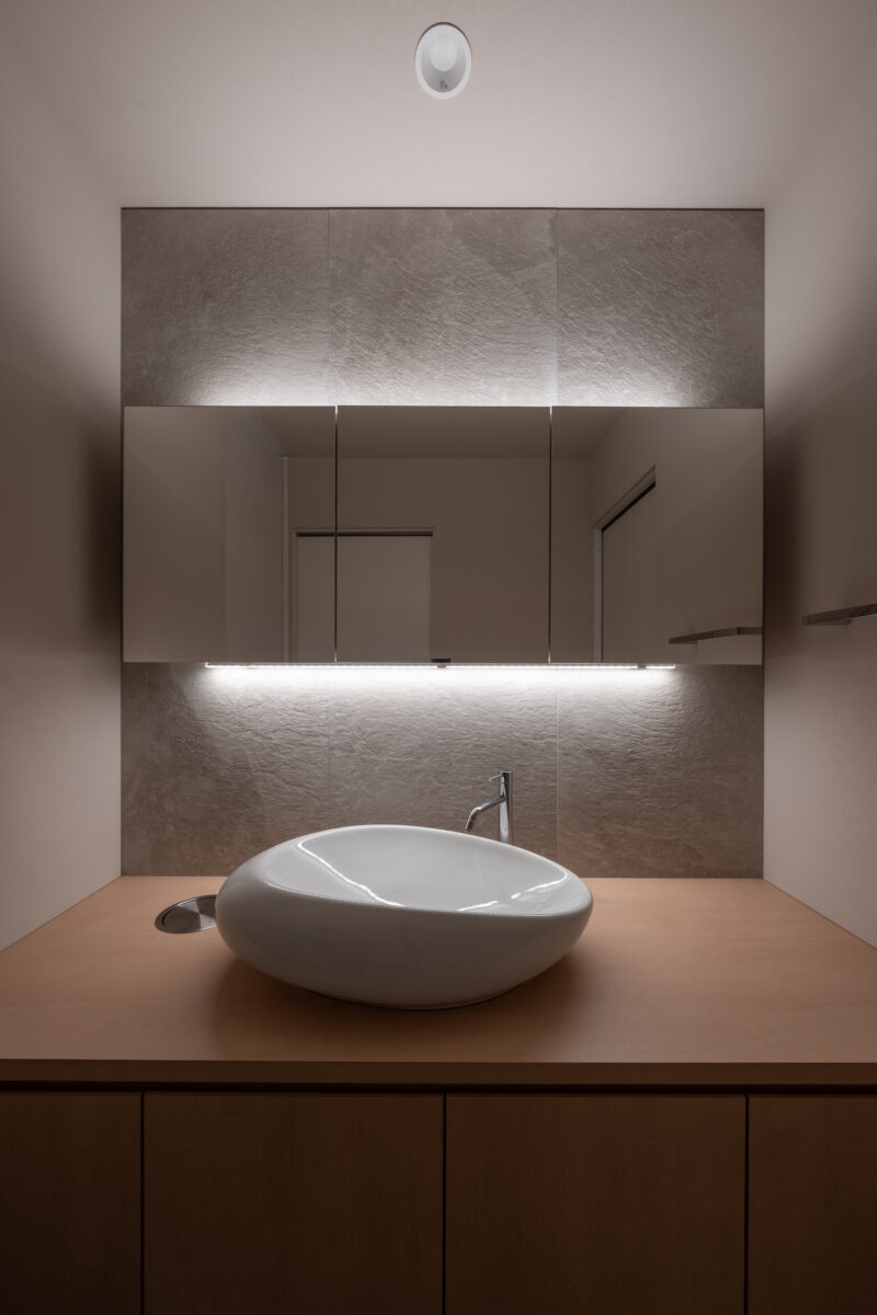 <h4 
<div 
<p>朝の身支度動線をオーナー様のスタイルに合わせた配置にしました。</p>
<p>洗面は造作でつくられ、ボウルやダストシュートなど</p>
<p>細かなところも目を引くおしゃれな洗面です。</p>
</div>