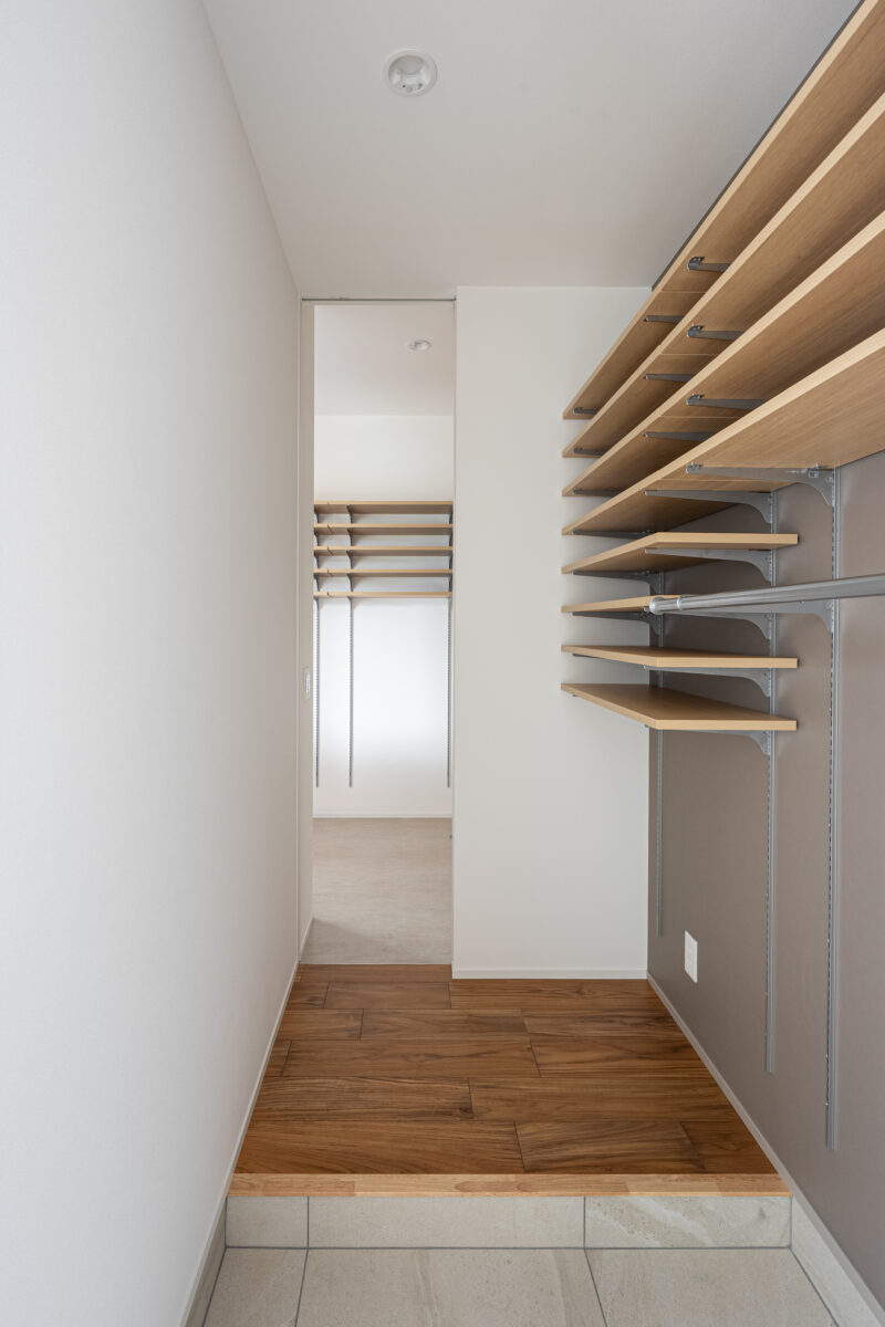 <h4 
<div 
<p>玄関 → シューズクローク → パントリーへと続くストレスフリーな帰宅動線が魅力的な配置になりました。</p>
<p>坪庭に面するお客様玄関とは違う２WAYの動線になることで</p>
<p>急な来客にも対応しやすい間取りです。</p>
</div>
