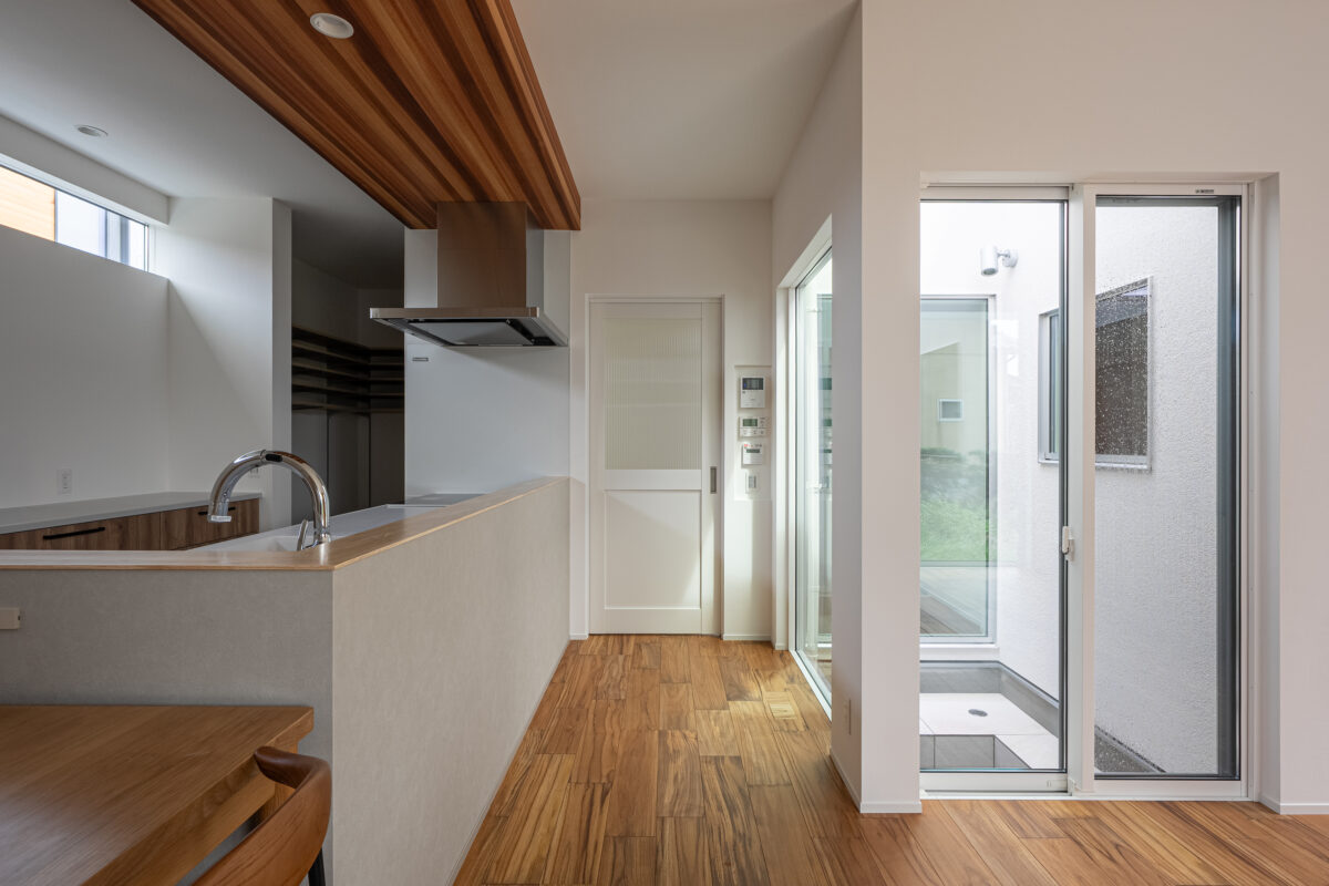 <h4 
<div 
<p>LDKのどこからも見ることができる坪庭のグリーンは、玄関に入ってすぐ目に入るようにも設計されています。</p>
<p>季節の移ろいも家の中から感じることのできる、オーナー様もお気に入りの空間です。</p>
</div>
