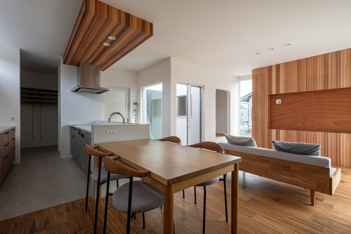 <h4 
<div 
<p>単調になりがちな白い外壁がメインの正面外観。</p>
<p>一部をグレーの塗り壁を採用し、単調になりすぎない洗練された印象をプラスしました。</p>
</div>
