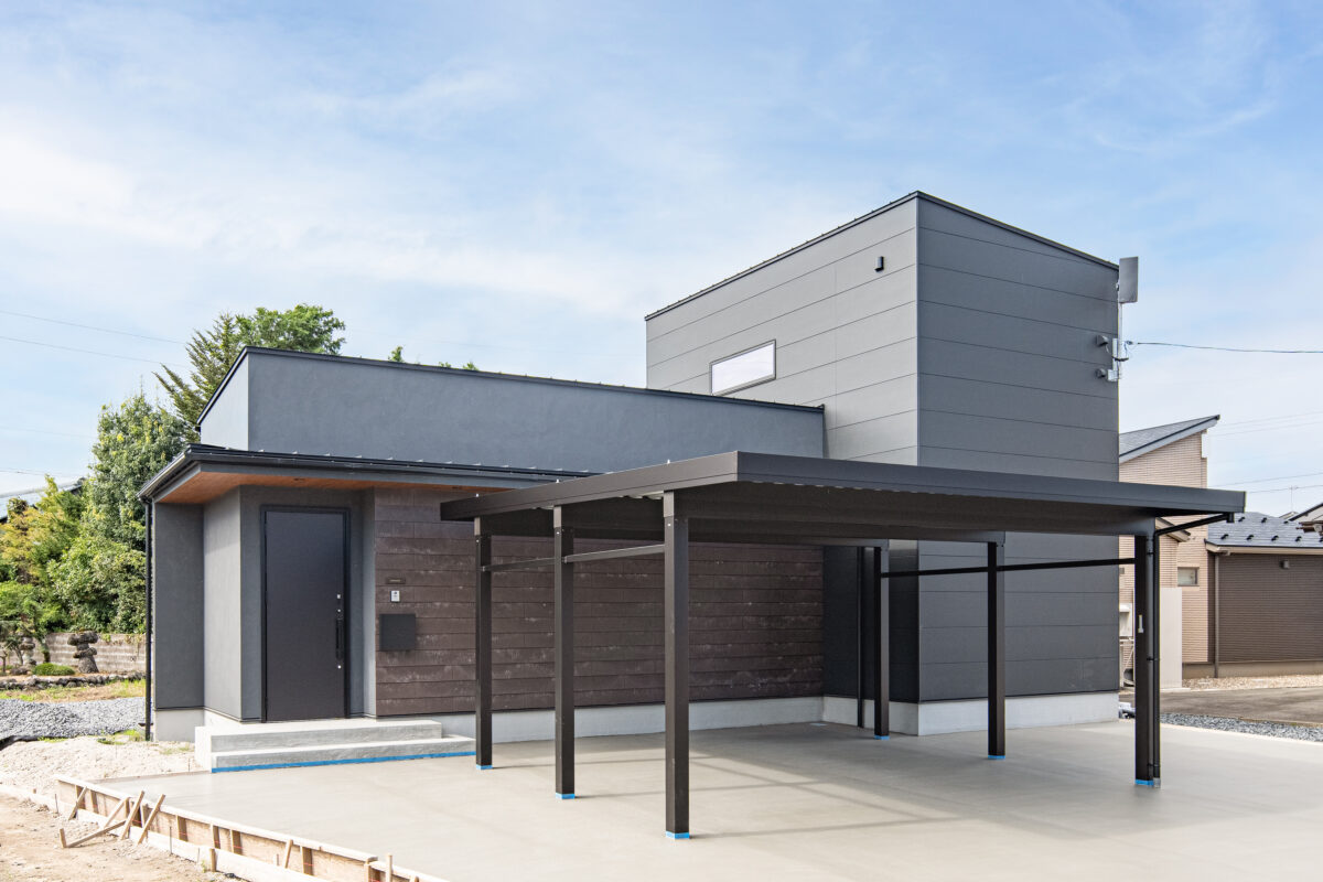 <h4 
<div 
<p data-pm-slice="1 1 []">セメントの質感を生かし、一枚として同じものがない素材「ソリド」。</p>
<p data-pm-slice="1 1 []">原料に炭化物や鉄分などの天然素材を使用しているため、経年変化を楽しめ</p>
<p data-pm-slice="1 1 []">汚れも目立ちにくく、日常的な手入れが楽なのも特徴です。</p>
<p data-pm-slice="1 1 []">施工コストはやや高めですが、それに見合うデザイン性と耐久性があります。</p>
</div>
