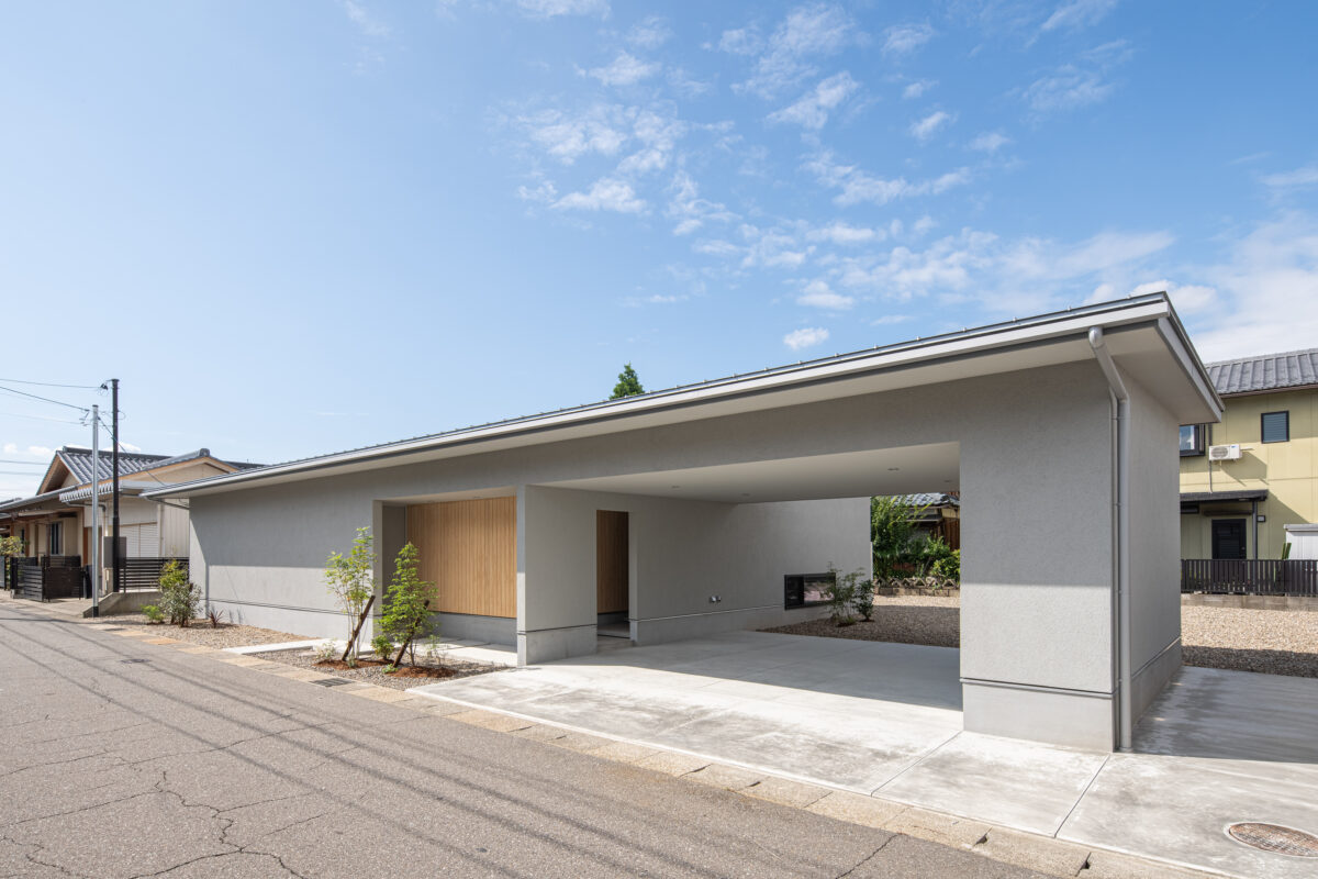 <h4 
<p>インナーガレージを全面道路に面した位置に配置し</p>
<p>使い勝手や収納部分はもちろん</p>
<p>正面には窓を設置しないことで</p>
<p>防犯面やお家の佇まいをもトータルコーディネートされた</p>
<p>重くなりすぎず、洗練された外観となりました。</p>
<p>許容応力度計算を用いて耐震等級２を取得した、性能面でも安心</p>
