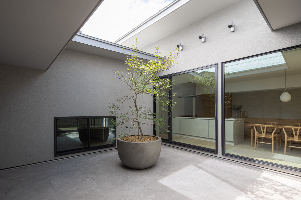 <h4 
<div 
<p>24時間カーテンで空間が途切れることのないテラスは</p>
<p>完璧にプライベートの空間になっています。</p>
<p>LDKどこからも空を感じることができ、プライベートエリアなのに閉塞感がなく</p>
<p>夜のおうち時間も楽しみになる照明配灯もなされています。</p>
</div>
