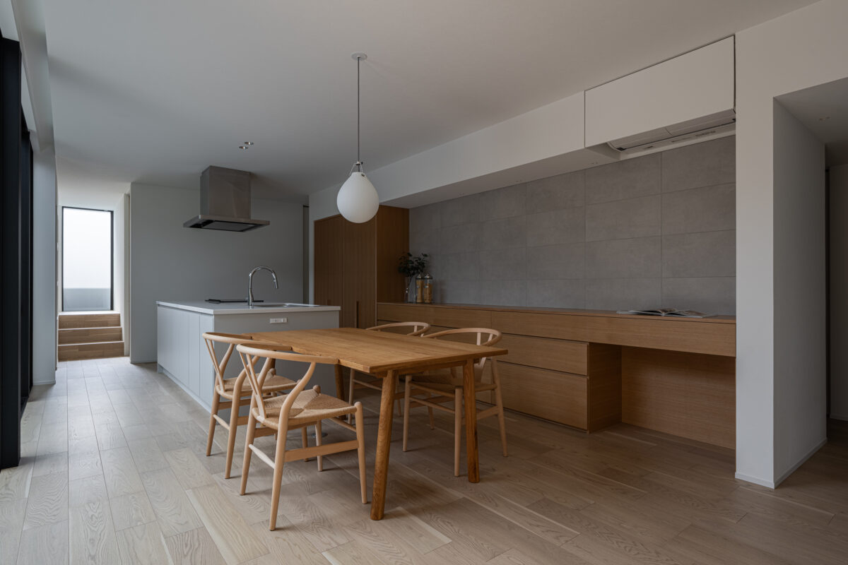 <div  photo-card" data-in-view="false">
<div 
<div 
</div>
</div>
<div 
<div 
<p>日中も夜間もカーテンレスで暮らすため</p>
<p>外部との繋がりを徹底的に計算された設計になっています。</p>
<p>LDKやプライベートテラスからは</p>
<p>隣家や電線までも極力見えないようになっています。</p>
</div>
</div>
