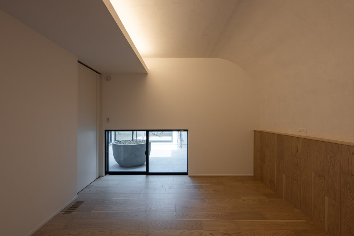 <h4 
<div 
<p>寝室は天井に高低差を設け、間接照明や湾曲した天井で部屋の雰囲気をぐっとアップデートしています。</p>
<p>玄関や水回りは天井高を少し下げ、あえて閉鎖的な印象をつくりだし</p>
<p>リビングへと向かうと天井高を上げ、一気に明るく開けた空間になることで</p>
<p>視線の誘導や、空間の広がりをより効果的に感じ取れるよう工夫されています。</p>
</div>
