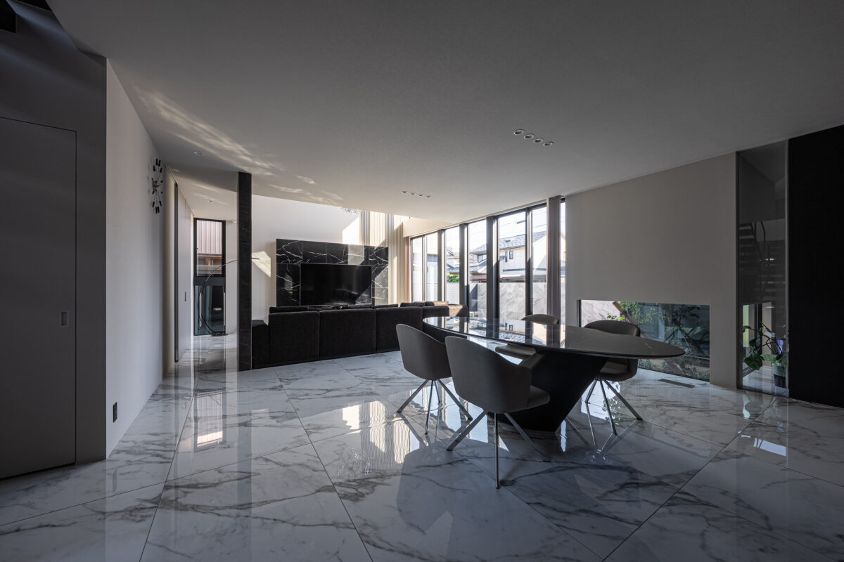 <h4 
<div 
<p data-pm-slice="1 1 []">まるで海外のホテルのようなLDKデザイン。</p>
<p data-pm-slice="1 1 []">40帖の大空間には高天井と高窓から自然光が降り注ぎ、時間ごとに移ろう光が空間をドラマチックに演出します。</p>
<p data-pm-slice="1 1 []">LDKの床には大判マーブル調タイルを採用し、全館空調で一年中快適。</p>
<p data-pm-slice="1 1 []">家族が集まるリビングも、ゲストを招くダイニングも、ホテルライクな上質感に包まれ、空間全体に統一感と格調をプラス。美しさと機能性の両立を叶えた、暮らしの中心です。</p>
</div>
