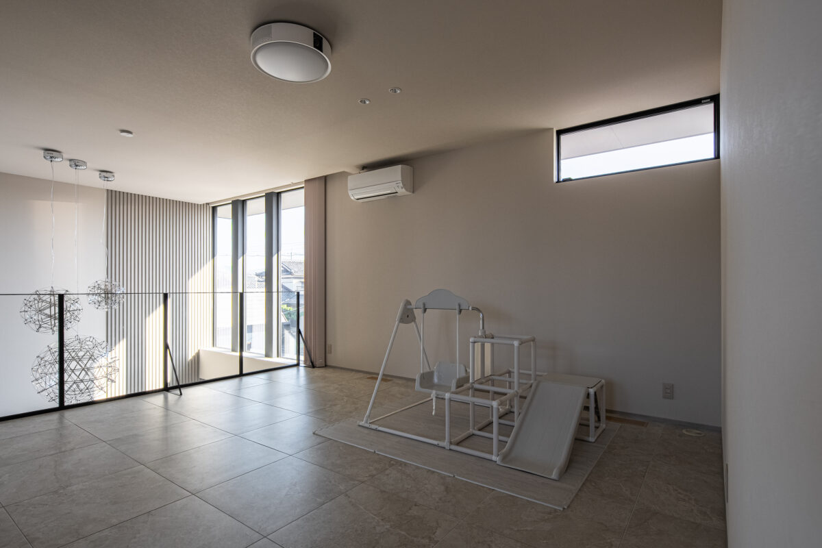 <h4 
<div 
<p>2階の一角に設けられたセカンドリビングは、読書・映画鑑賞・趣味・仕事など、多目的に使える贅沢な空間。</p>
<p>メインリビングとは異なる落ち着きが、心と暮らしに余白を与えてくれます。</p>
<p>吹き抜けと繋がることで家族のコミュニケーションも自然に行うことができます。</p>
</div>
