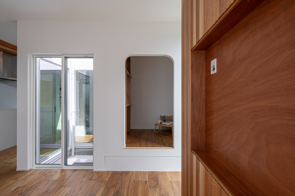 <h4 
<div 
<p>クラフィットハウスでも人気の「ヌック」。</p>
<p>Rの垂れ壁が採用され、中には本棚も配置された</p>
<p>使い勝手が良くおしゃれな空間です。</p>
<p>本棚の間に設置された窓から坪庭の植栽も見ることができます。</p>
</div>
