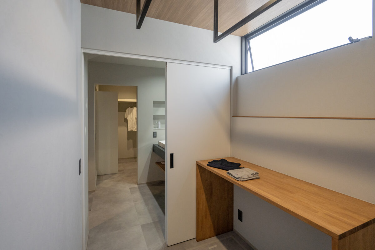 <h4 
<div 
<p>人気の1階完結間取りが採用されています。</p>
<p>脱衣室と洗面台は別空間になっているため、入浴時でも気兼ねなく家族が洗面台を使うことができるようになっています。</p>
<p>動線上にファミリークローゼットを配置しているので朝の身支度もスムーズに行うことができます。</p>
</div>
