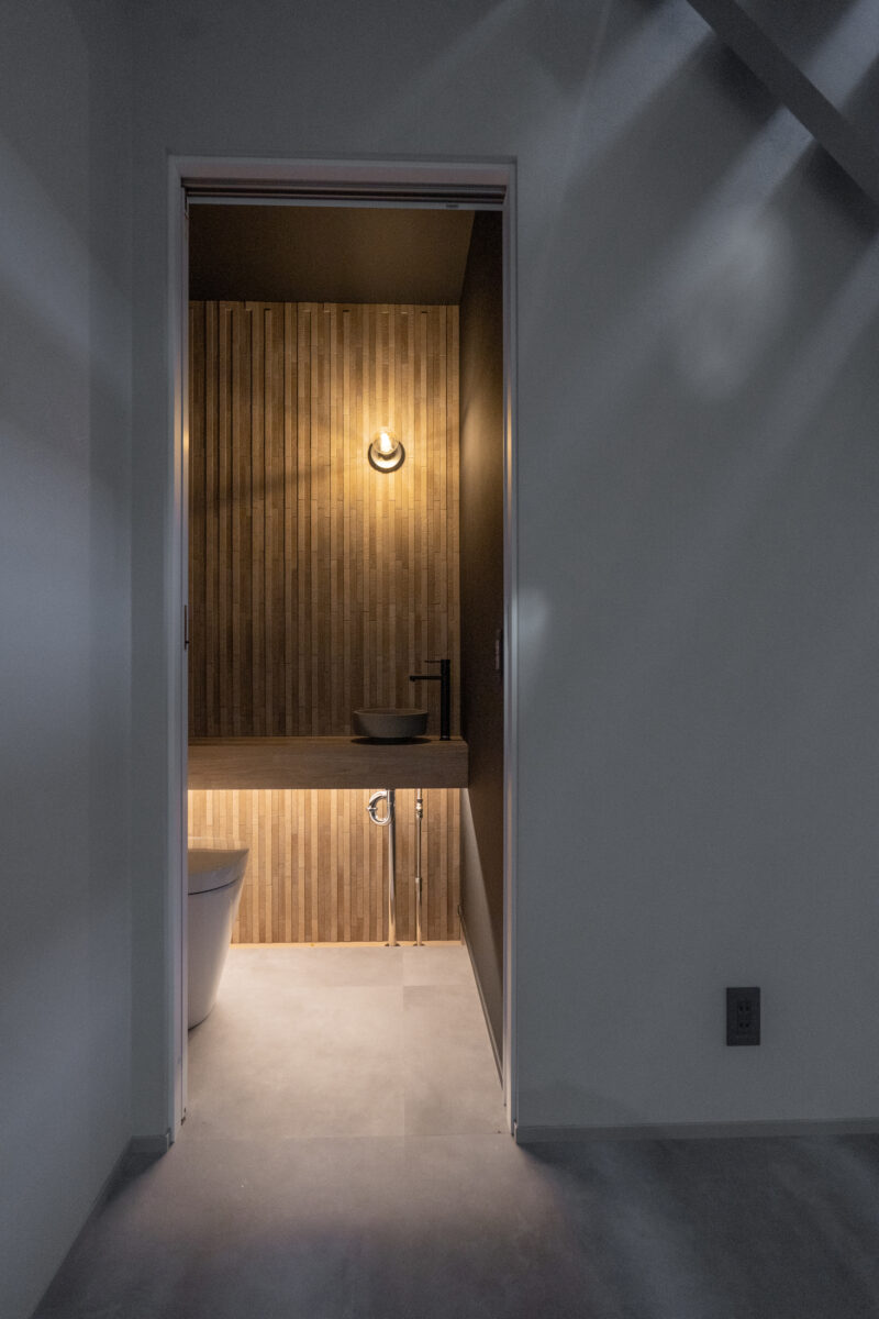 <p>オーナー様のご要望をお聞きし、砂利を設置したまるで高級料亭のようなトイレ空間になりました。<br />
これからオーナー様が暮らしていくお家です。お家はオーナー様によるメンテナンスも必要です。<br />
こだわって作られたお家は大切にされ、長く快適に暮らしていただけると考えています。<br />
どんな小さなことでも、空間づくりを大切にしているクラフィットハウスに気軽にご相談ください！</p>
