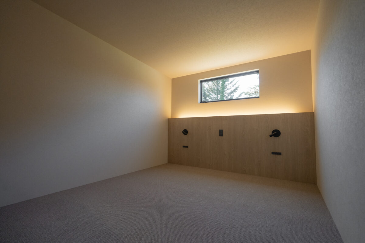 <h4 
<div 
<p data-pm-slice="1 1 []">クラフィットハウスのモデルハウスにも採用されている「中二階寝室」。</p>
<p data-pm-slice="1 1 []">1階フロアよりも少し高い位置にあるため、隠れ家的な安心感があります。</p>
<p data-pm-slice="1 1 []">床にはカーペットが採用されており、フローリング床よりもホコリが舞い上がりにくいのも特徴です。</p>
<p data-pm-slice="1 1 []">さらに、勾配天井になっているので包まれるような特別な寝室空間になり、睡眠の質向上にもつながります。</p>
</div>
