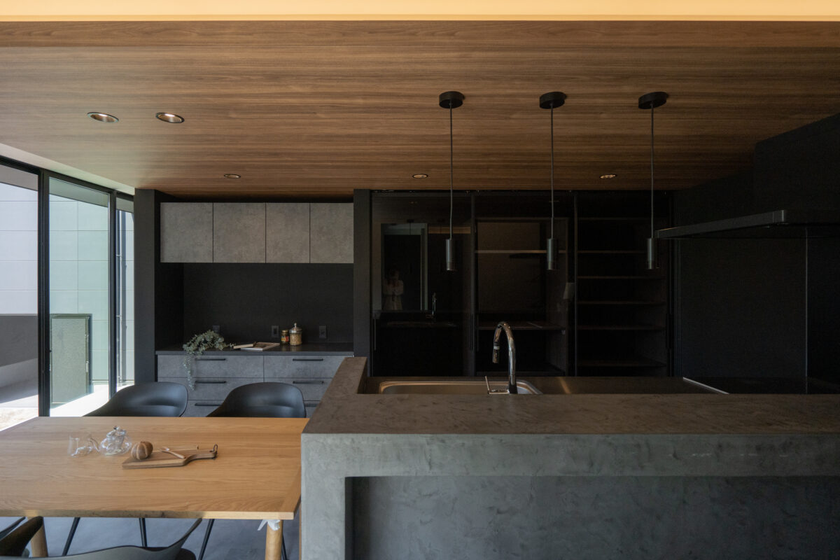 <h4 
<div 
<p>背面収納とカップボードを組み合わせたおしゃれな腰壁キッチンは</p>
<p>「隠す」と「魅せる」が融合した空間配置になっています。</p>
<p>すぐ裏にはパントリーも設置されているので使用頻度に合わせた収納計画をすることで、空間を最大限に利用することができる設計がなされています。</p>
</div>
