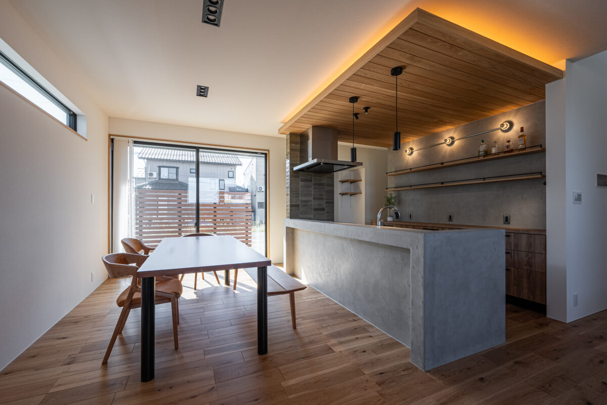 <p>リビング横にはオーナー様の仕事部屋としても使用できるアトリエを配置しました。</p>
<p>完全に個室になっているので集中して作業するのにもふさわしく</p>
<p>来客時にアトリエにお呼びするのもスムーズで、オンオフの切り替えやすい間取りになっています。</p>
