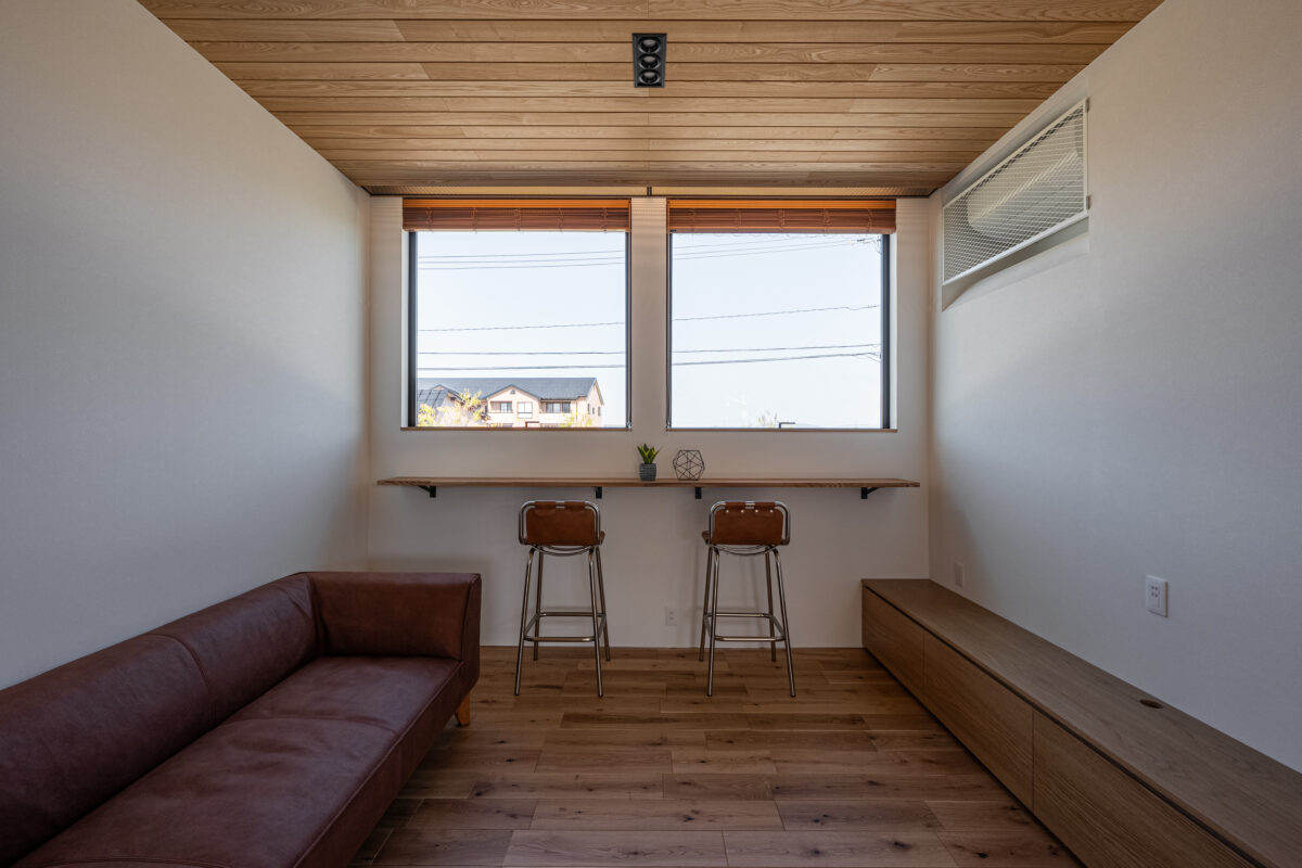 <p  />
カフェスペースを作りました。<br />
友人とのひと時の他にも、読書スペースやワークスペースとしても利用できる<br />
フレキシブな空間です。</p>
