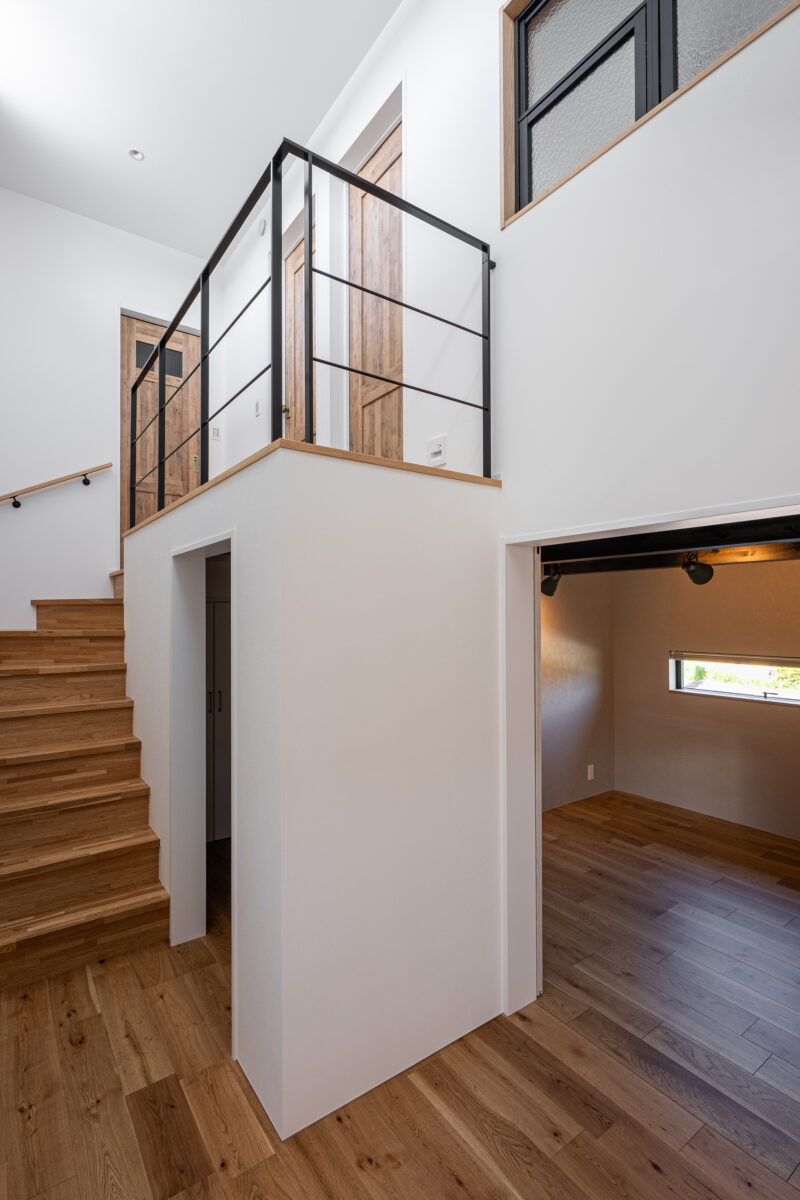 <p>階段の途中にトイレを配置し、お客様用と2階用を兼用した配置にしました。</p>
<p>1階からも2階からもアクセスしやすい場所でもあり</p>
<p>リビングと同じ空間にありつつも、少し離れているため</p>
<p>音問題もクリアした見事な空間配置になっています。</p>
