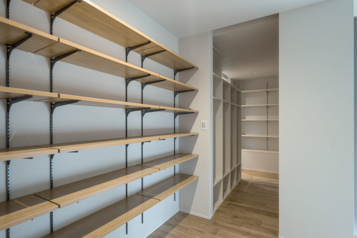 <h4 
<div 
<p>外仕事をされている方、お子さまが部活などで外競技をされている方。そんな方は特に帰宅後、汚れをリビングまで持ち込まない工夫をされている方も多いと思います。「家族玄関」というワードも一時期流行りましたが、ただ家族の動線を作るだけでなく帰宅後の片付けや入浴のタイミングを視野に入れた間取り配置ができるのは、注文住宅の最大のメリットかもしれません。</p>
</div>
