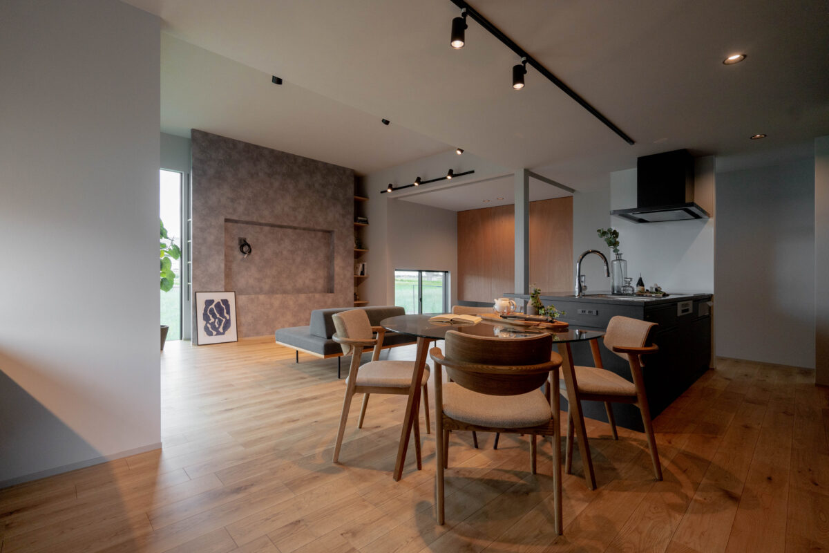 <h4 
<div 
<p>大きな造作テレビボードが印象的なLDK空間は</p>
<p>オーナー様こだわりの要素がたくさん散りばめられています。</p>
<p>色合いや素材はさることながら、空間配置も計算されており</p>
<p>リビング収納・ワークスペース・畳スペース</p>
<p>さらには隣接するメイクスペースが心地よく配置されています。</p>
</div>
