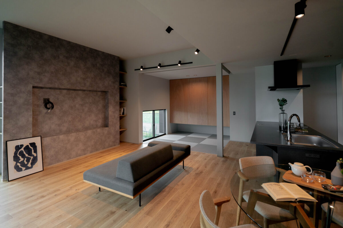 <p>ただ空間を広く作るだけでなく、そこで暮らすオーナー様のライフスタイルに合わせ<br />
ワークスペースや畳スペースの位置も計算し配置しています。</p>
