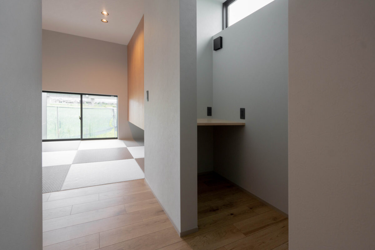 <h4 
<div 
<p>ランドリースペースやファミリークローゼットは</p>
<p>一般的なサイズより一回り広くスペースを確保してあります。</p>
<p>オーナー様の使い勝手の良い空間づくりのために</p>
<p>数センチにも時には数ミリにもこだわり、細かな設計を施しています。</p>
</div>
