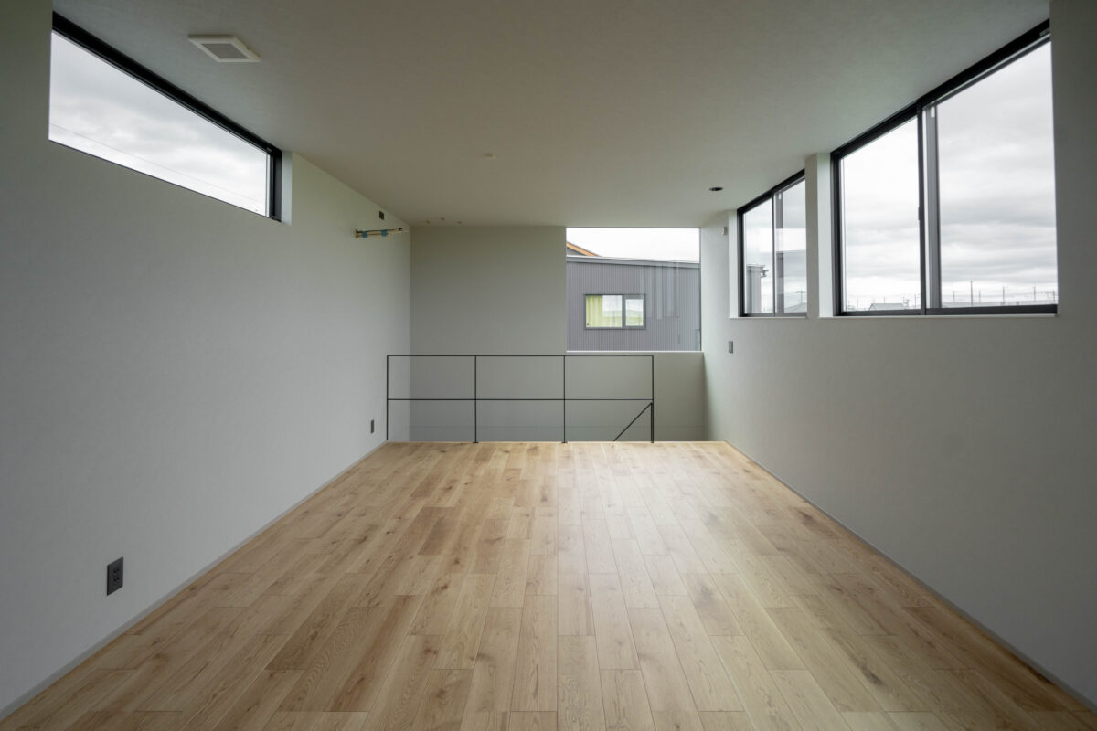 <p>2階はフレキシブに使用できるワンフロアになっています。<br />
普段はセカンドリビングとしても使用できますが<br />
お子さまが大きくなって個室が欲しい年齢になれば、そのタイミングで子ども部屋が作れるよう<br />
将来のライフスタイルに合わせて間取りを再設計できるようになっています。</p>
