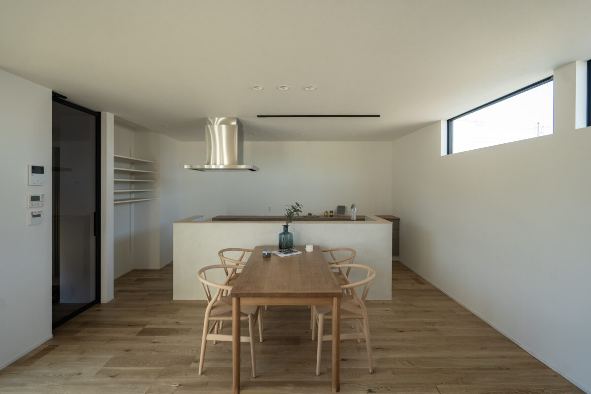 <h4 
<div 
<p>グレージュ×マッテリーの柔らかな質感が光を受けて変化し、どこを切り取っても美しい空間になりました。</p>
<p>I型リビングが生む開放感をぜひご体感ください。</p>
</div>
