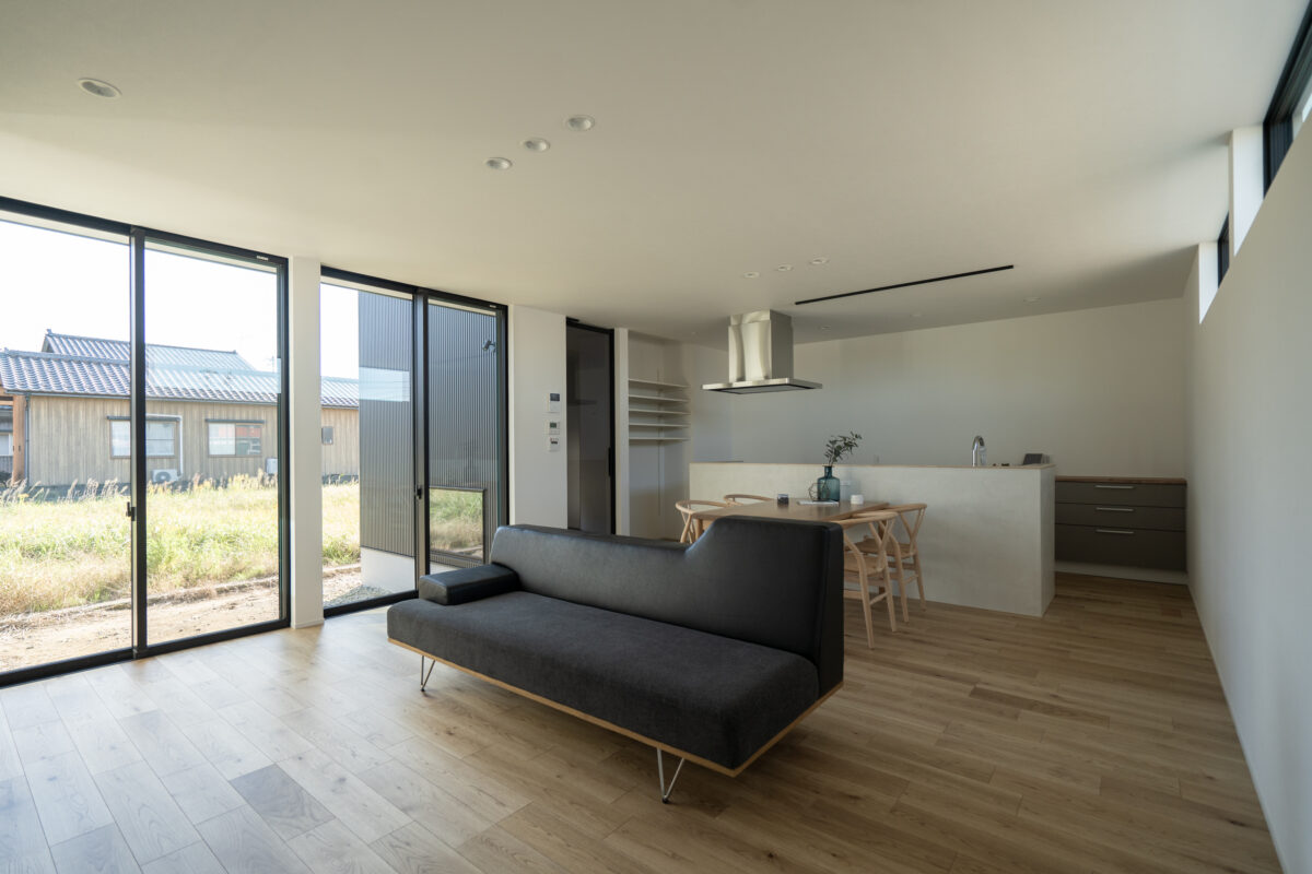 <h4 
<div 
<p>お家の中心には人目を気にせずバーベキューやコーヒータイムを楽しめる中庭が配置されています。</p>
<p>家族の真ん中にある“自分たちだけの外”が、暮らしをゆるやかに満たします。</p>
</div>
