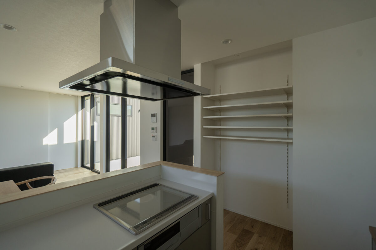 <p>通り抜けるのではなく、キッチンに隣接する配置にすることで全体的に省スペースで大容量の収納が可能になりました。<br />
玄関から近い位置にあるため、片付けが簡単かつ家族にも手伝ってもらいやすい配置になっています。</p>
