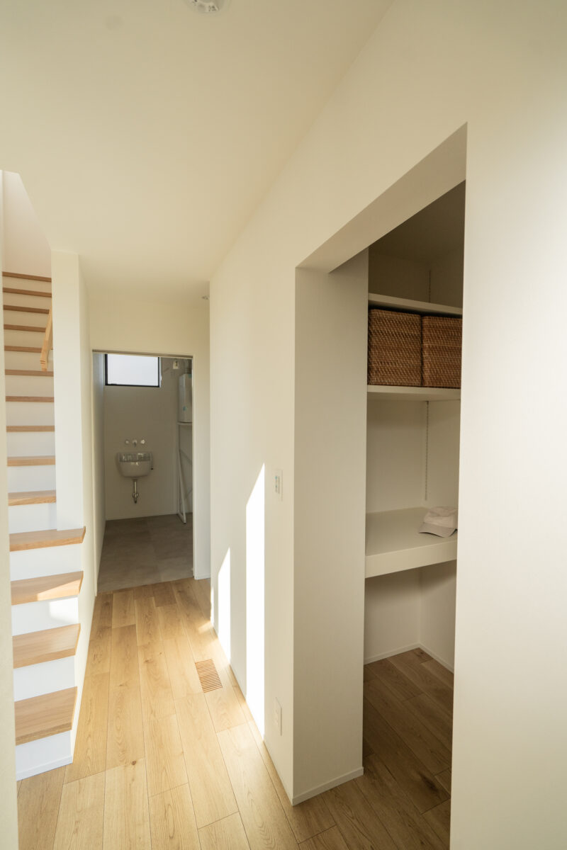 <p>ただ空間を配置するだけでなく、そこで暮らすオーナー様のライフスタイルに合わせたご提案をするのも私たちの仕事です。<br />
どのくらいの広さがよいのか、どこにドアを配置するのか<br />
さらには置く家電やそこでの家事動線も検討し細かな設計を施しています。</p>
