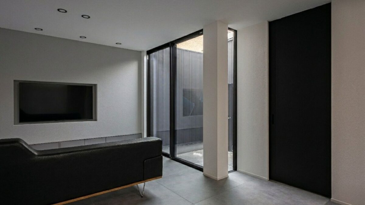 <p data-start="369" data-end="405">「LDKは20畳以上ほしい」<br data-start="383" data-end="386" />その考え、少しだけ見直してみませんか。</p>
<p data-start="407" data-end="448">光の取り入れ方や空間のつながりで、<br data-start="424" data-end="427" />LDKの広さは“数字以上”に感じられます。</p>
<p data-start="450" data-end="489">必要なのは、坪数ではなく体感。<br data-start="465" data-end="468" />設計次第で、暮らしの心地よさは変わります。</p>
