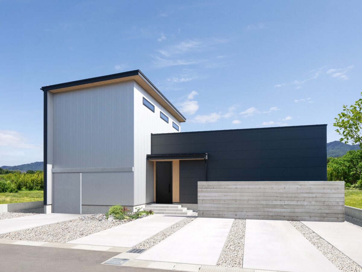 <h4 
<div 
<p>シンプルでメンテナンスしやすい外壁が良いけど、デザイン性のない家はちょっと…という方も多いはず。メインは白もしくは黒というお家も多いですが、バランスよく取り入れることで、住宅街のなかでも”派手じゃないのに、なぜか目を引く”素敵な外観を手に入れることができます。</p>
</div>
