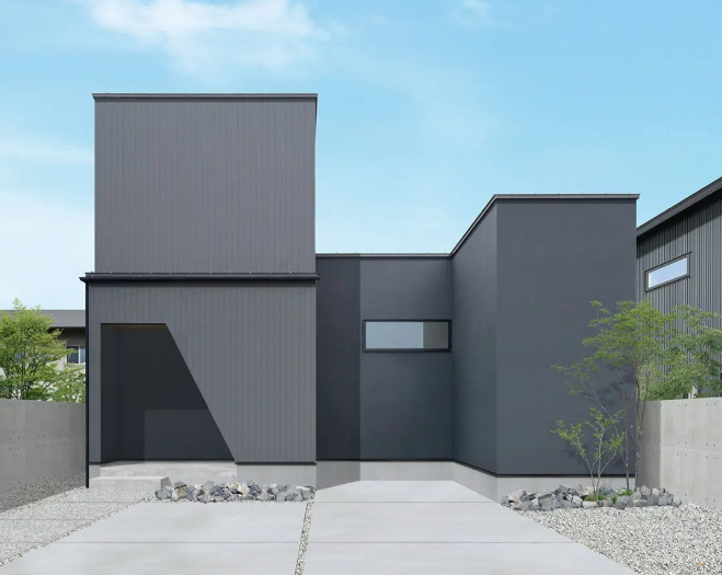 <p>無駄を削ぎ落としたシンプルで美しいフォルム。箱を組み合わせたような立体的なデザインは、流行に左右されず、何年経っても色褪せない佇まいです。<br data-start="260" data-end="263" />一目見ただけで、“きちんと考えられた家”だと伝わってきます。</p>
<p>落ち着いたダークカラーで統一された外観は、スタイリッシュでありながら、どこか安心感のある印象。<br data-start="368" data-end="371" />青空や植栽の緑と美しく調和し、時間や季節によって表情を変えてくれます。</p>
<p>正面はあえて窓を控えめに。それが高いプライバシー性と特別感を生み出しています。<br data-start="493" data-end="496" />外からは見えないからこそ、「この家の中で、どんな暮らしが広がっているんだろう」そんなワクワクが自然と湧いてきます。</p>

