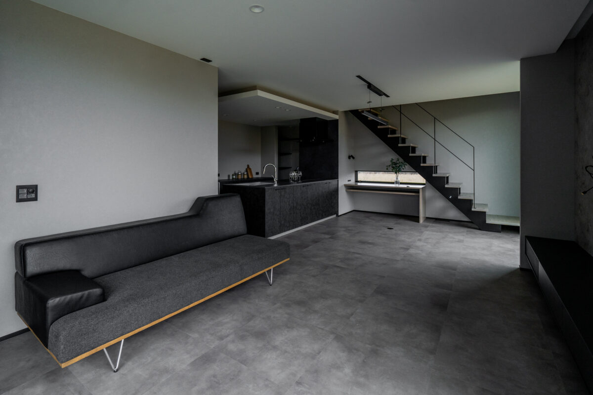 <h4 
<div 
<p>キッチン横にパントリーをつくられる方も多いですが、よくある落とし穴の一つが「玄関から遠い」こと。オンラインでまとめ買いをする方も増えてきましたが、収納スペースが近くにあるだけで玄関も片付きやすいライフスタイルに、自然にシフトすることができます。</p>
</div>
