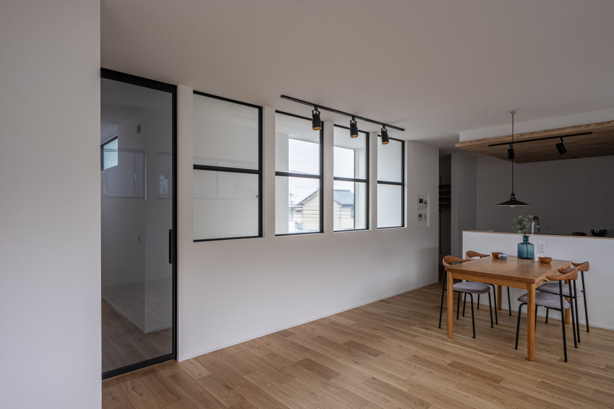 <p 
<div 
<p data-start="52" data-end="217">連続する屋内窓からたっぷりと入る光が、白い壁とやさしい木の質感に反射して、時間帯ごとに表情を変えながら部屋全体を包み込みます。</p>
<p data-start="52" data-end="217">朝はすっきりと、昼はのびやかに、夕方は少し落ち着いた空気に…と、自然と暮らしのリズムが整っていくのを想像させてくれます。</p>
<p data-start="379" data-end="511">
</div>
