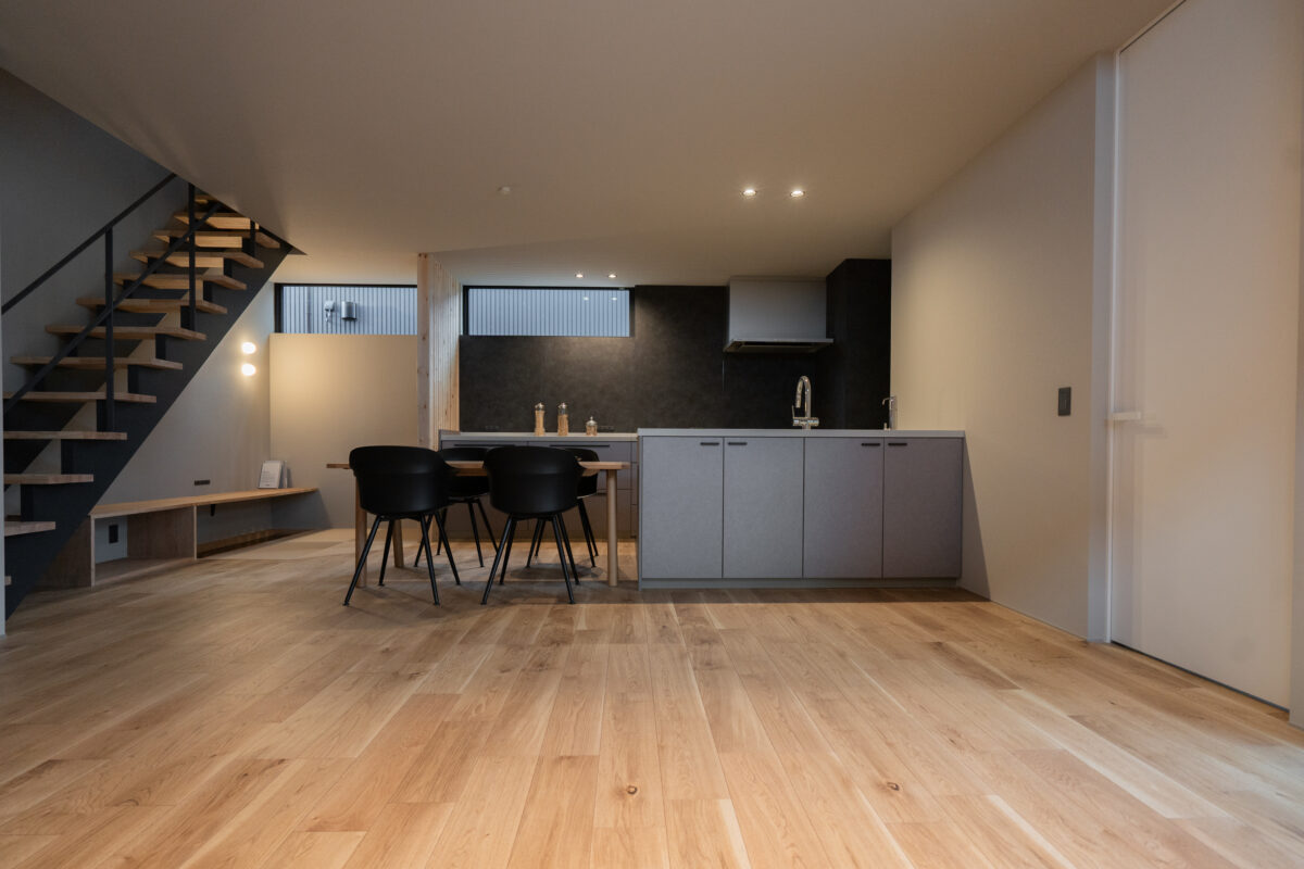 <p>キッチンには、作業効率と美しさを両立したⅡ型キッチンを採用。シンクとコンロを分けた配置により、省スペースながらも調理・配膳・片付けの動線がスムーズになり、複数人でも使いやすいのが特長です。</p>
