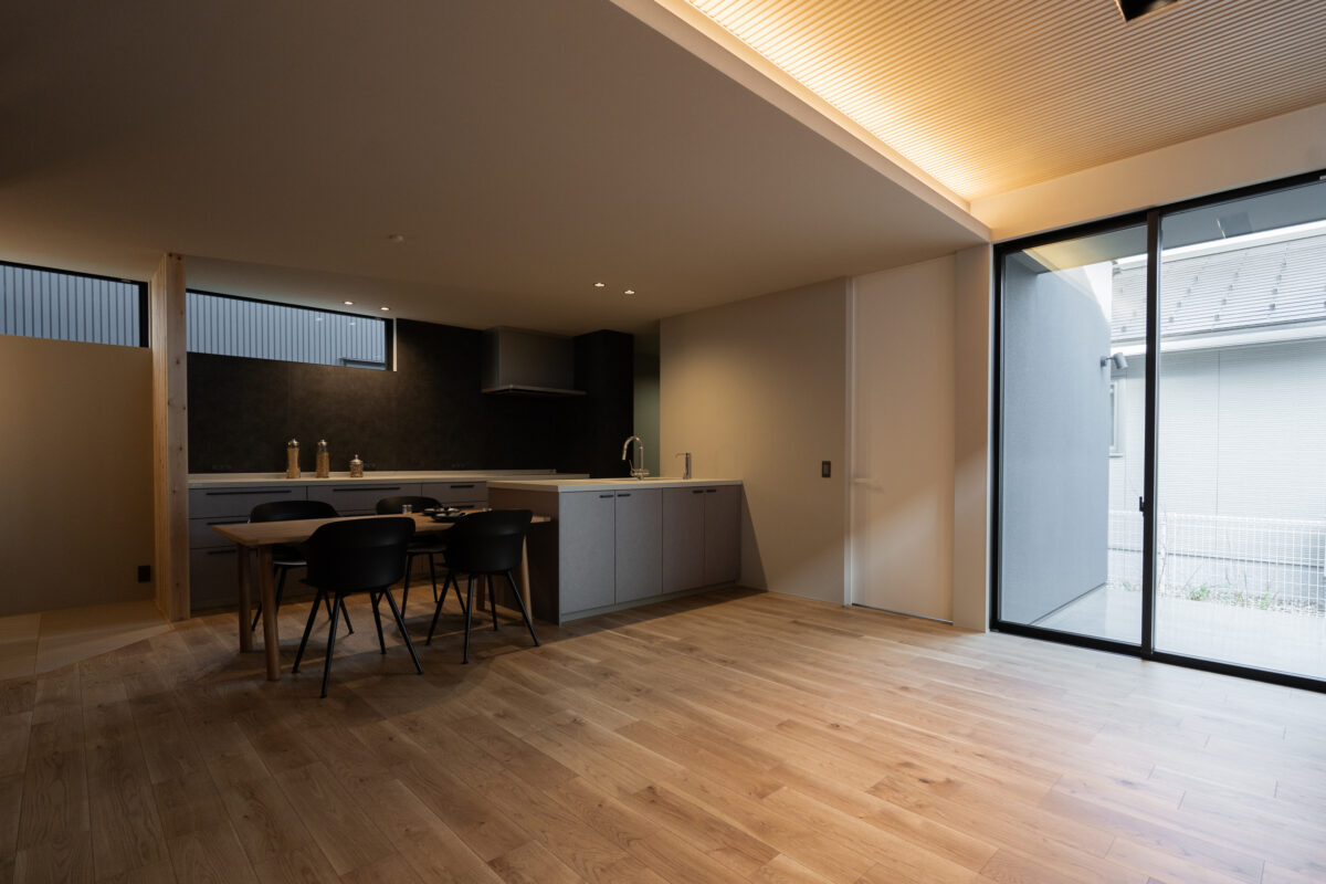 <p>壁の高い位置に設けた高窓から光を取り込むことで、外からの視線を遮りながらも、明るさと開放感をしっかり確保しています。時間帯によって変わる光の表情が、いつもの何気ないリビングを少し特別なものにしてくれます。</p>
