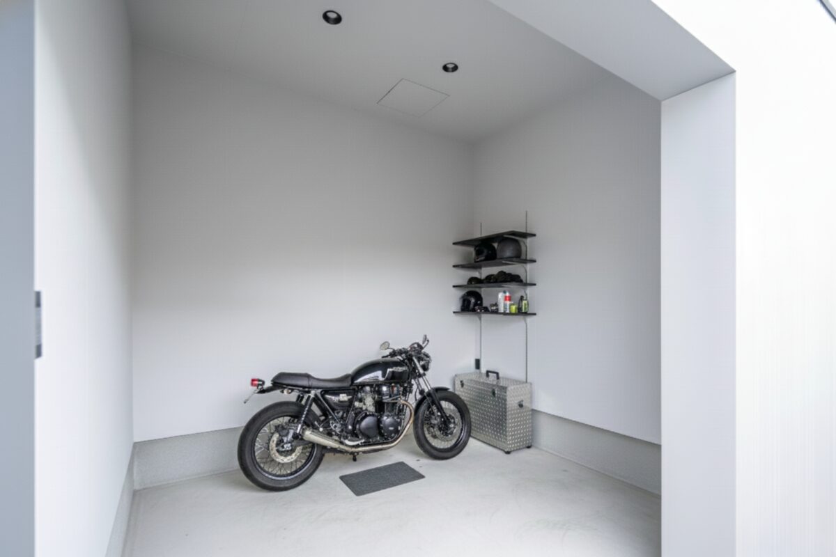 <h4 
<div 
<p>アウトドアな趣味をお持ちの方は、外部からもアクセス良好なガレージは憧れの設備です。外壁と合わせた造作扉は、物置感を最低限に抑え外観の印象を変えることなくスタイリッシュな収納を実現しています。</p>
</div>
