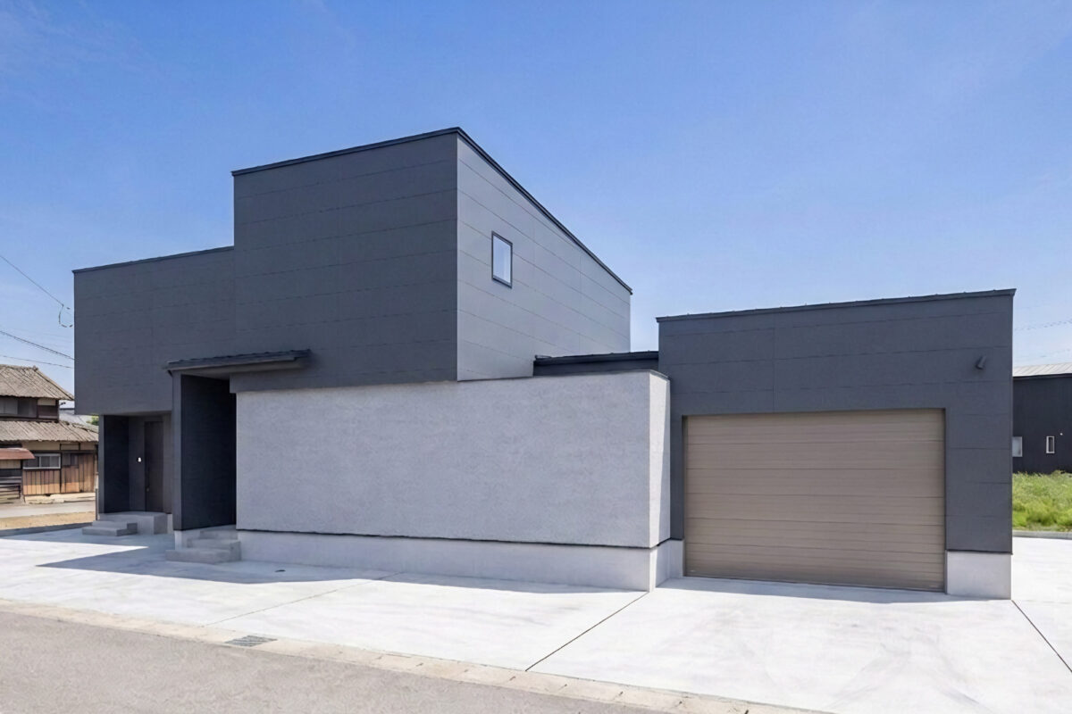 <h4 
<div 
<p data-start="37" data-end="99">この二世帯住宅は、エントランスで動線を分けるのではなく、玄関の入口そのものを「若夫婦用」「親世帯用」に分離。</p>
<p data-start="101" data-end="143">お互いの生活リズムが違っていても、気配や音を気にせず、自然体で暮らせます。</p>
<p data-start="145" data-end="175">“近くにいる安心感”と、“気をつかわない距離感”。</p>
<p data-start="177" data-end="197">そのどちらも叶える、二世帯住宅です。</p>
</div>
